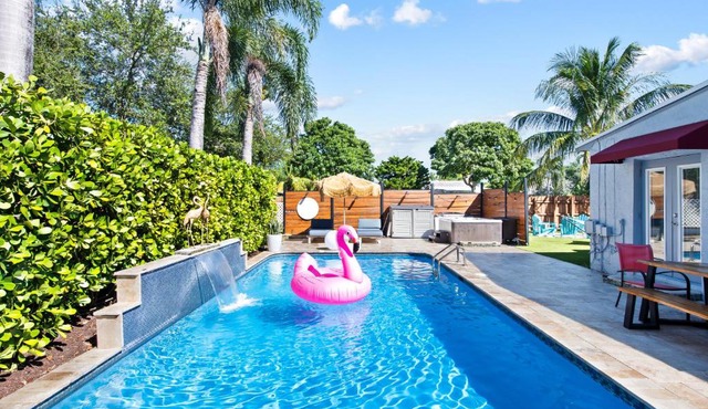 Palms Retreat! Giant Heated Pool-HotTub-FirePit-5Min2Beach-Pets-EV Chgr