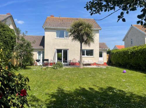 Palms - spacious, 3 bedroom, pet friendly, family holiday home