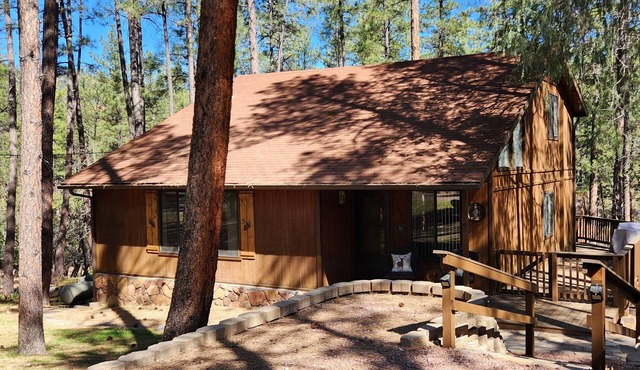 "Palms to Pines Cabin" - Your home away from home. ☆ 5/5 ☆ Star Rated