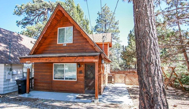 Palms To Pines Sugarloaf Log Cabin at Big Bear