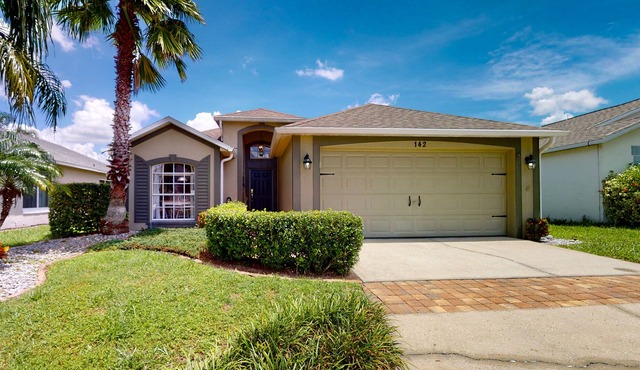 Palmside Joy | House in Davenport with tennis, private pool, lake view & AC