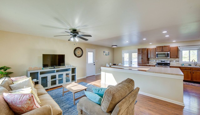 Palmyra House w/Private Hot Tub & Fenced Yard!