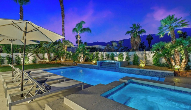 'Paloma House' 5 BR w/pool, spa & views!