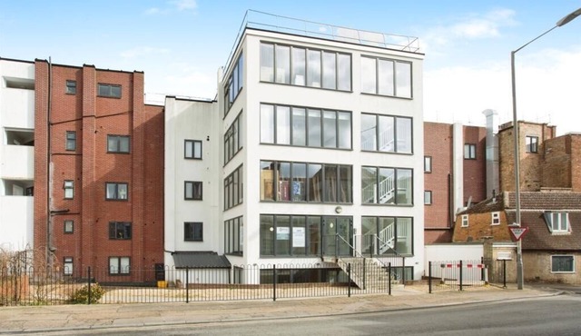 Pancinos Guest-House.nModern Apartment in Newmarket High Street