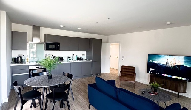 Pandanest: Elegant 2-Bed Apartment with Water Views