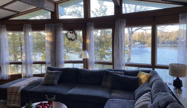 Panorama Lakefront Cottage