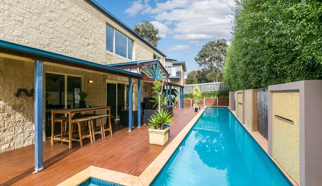Panorama Views: 5 BR, 2.5 BA House in Torquay, Sleeps 10