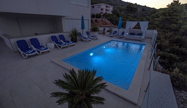 Panoramic apartment with sea view and pool