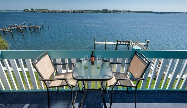 Panoramic bay views! 3-minute walk to beach!