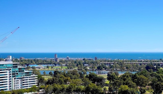 Panoramic City & Bay Views: Luxury Fawkner Stay
