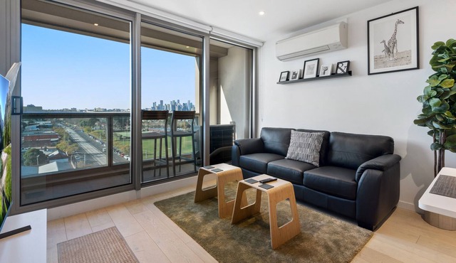 Panoramic City Views, Steps from Racecourse