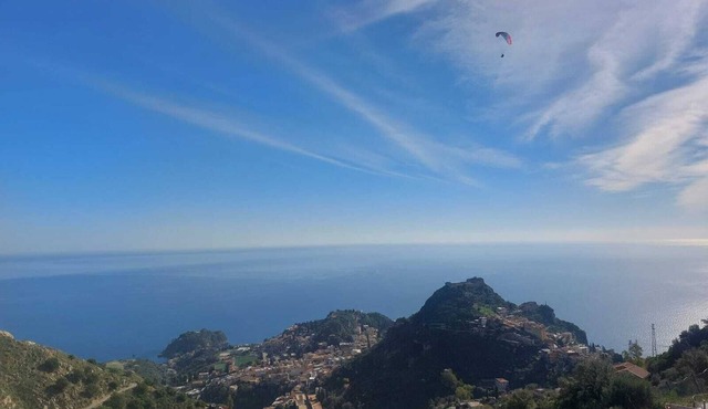 Panoramic cottage 100 mt from the main square view Taormina and Calabria in Castelmola