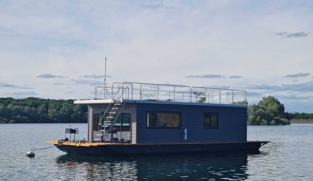 Panoramic electric boat, sail on the Lac du Der without a license. Eclaron