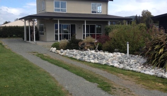 Panoramic Fiordland lake views from sunny rooms. Fresh wind blown Linen ! 😀!