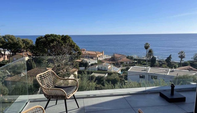 Panoramic sea view/Swimming pool/Close to beach and town centre