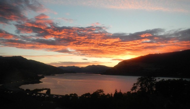 Panoramic Gorge View Pet Friendly Home with Hot Tub and optional Guest House