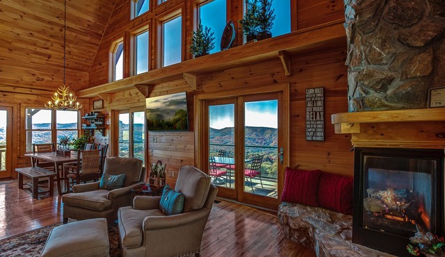 ☆ Panoramic ☆ Hot Tub ☆ Fire Pit ☆ Fireplace ☆ Luxury ☆ Rustic ☆ 4BR ☆ 3K/2Q/3S