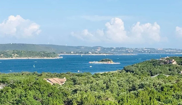 Panoramic Lake Travis Escape – 3BR 3BA Unit w Lake View Balcony & Resort Pools