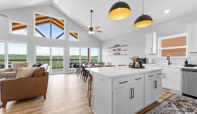 Panoramic Lake&Mtn View, Private HotTub & Firepit!