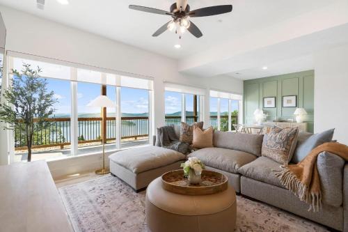 Panoramic Lake Views, Free Silver Dollar City Tickets, Stunning Decor