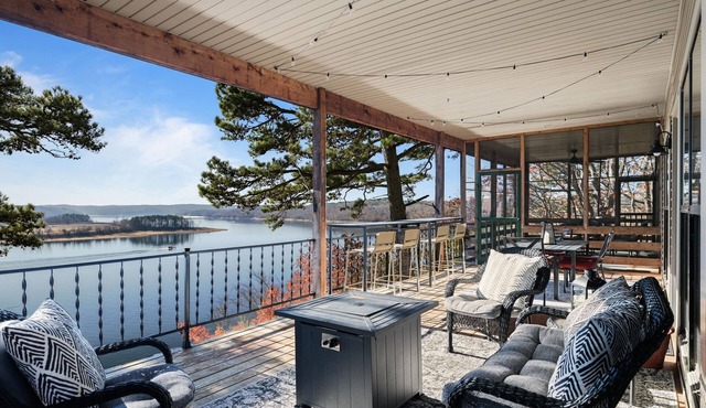 Panoramic Lake View! Minutes from Rogers! 10+ Guests