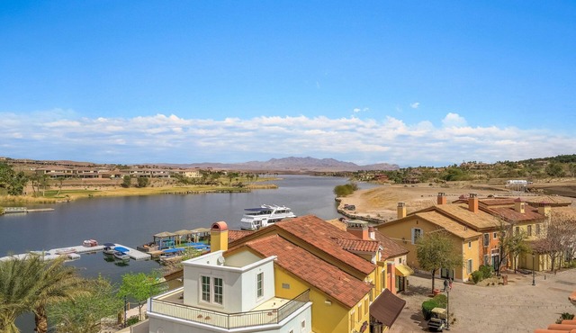 Panoramic Lake View Penthouse, Large Covered Deck, Steps to the Lake, Grocery