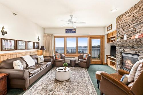 Panoramic Lake Views King Suites, Kitchen, Whirlpool Soaking Tubs and Hot Tub