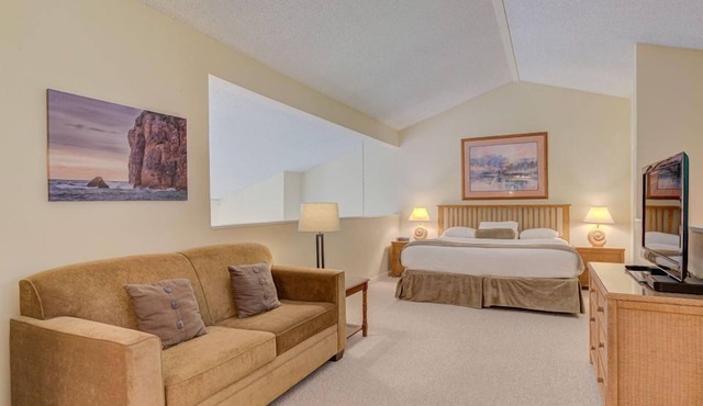 Panoramic Loft with King Bed & Full Kitchen