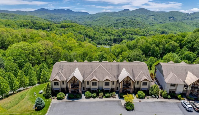 Panoramic Luxury Retreat with Mountain View’s