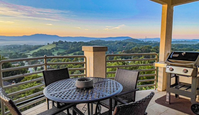 Panoramic Mountain Range Views! Spacious 2 King BR Chalet w/Garage, Jacuzzi, WiFi & Free Tickets