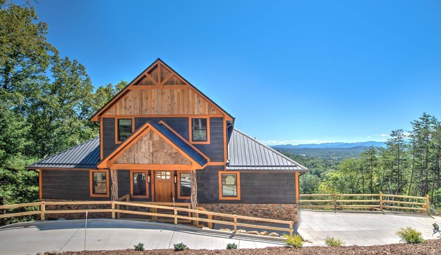 Panoramic Mountain Views!-Fenced Yard-Hot Tub-10 Minutes to Downtown Asheville
