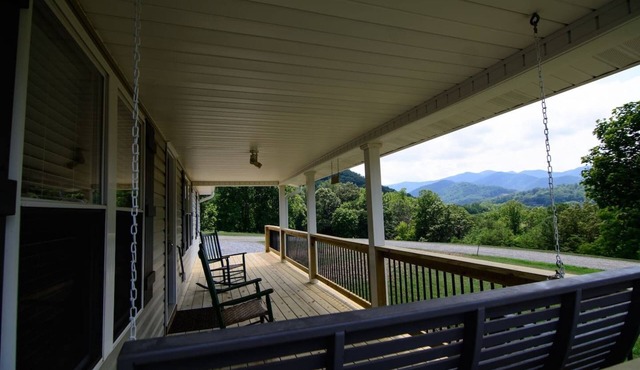 Panoramic Mountain Views - The Farmhouse at CreekStone