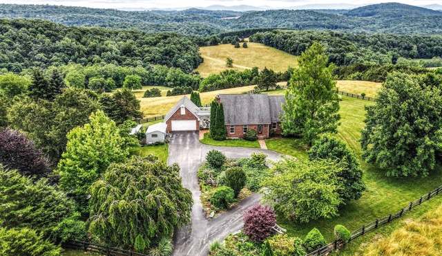 Panoramic mountain views and creekside walks in the beautiful Shenanodah Valley