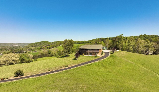 Panoramic Mtn Views: Spacious Tennessee Home!
