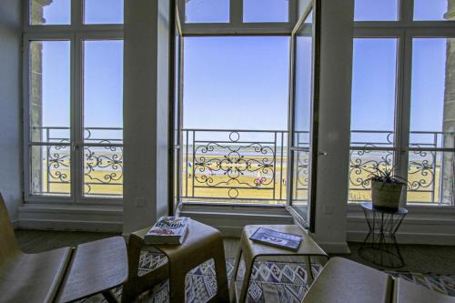 Panoramic Mulberry Beach plendid sea front apartment