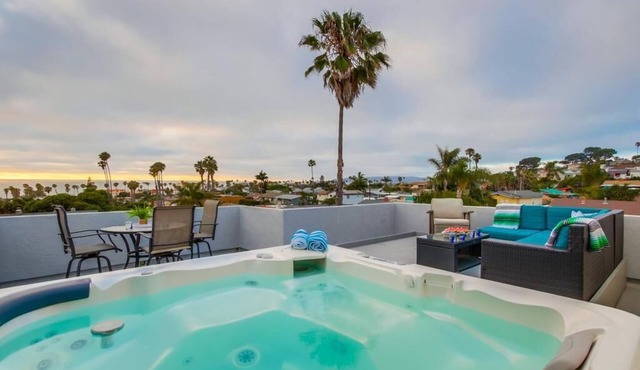 Panoramic Ocean & City View-Rooftop Jacuzzi- Spacious & Family-Friendly