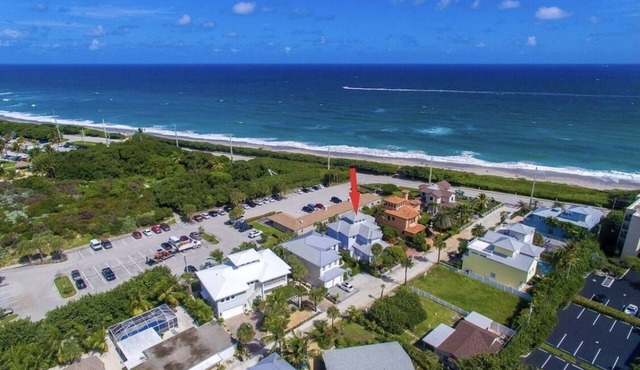 Panoramic ocean views steps away from Juno Beach!
