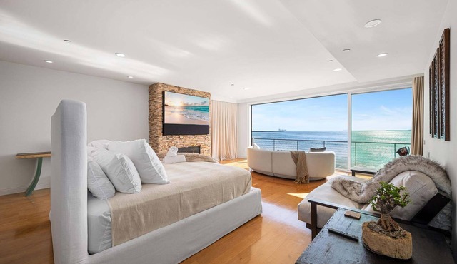 Panoramic Ocean Views with Sauna, AC, and Parking