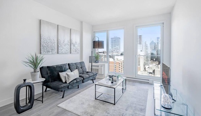 Panoramic Penthouse w Montreal Skyline - Pool&Spa