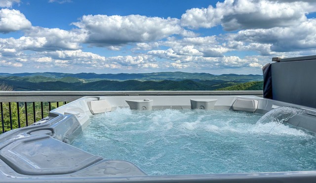 Panoramic Point-Upscale Mountain Top, Hot Tub, Wifi, Smart TV's, Pet Friendly