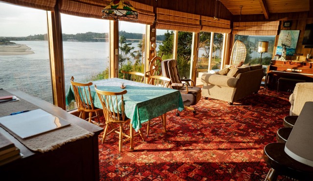 Panoramic Promontory: Bay View Beach House