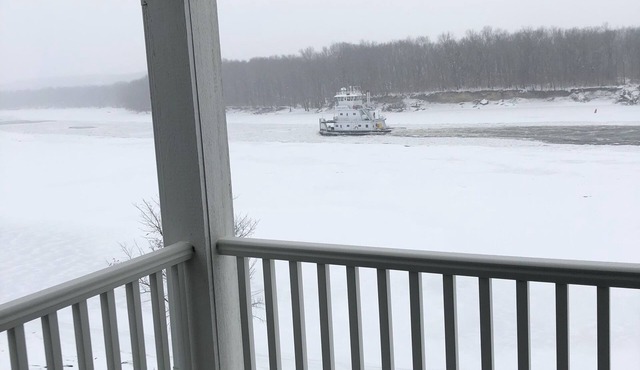 Panoramic riverfront view/King bed/5 min off I-80/Nature trails/Clean and Quiet!