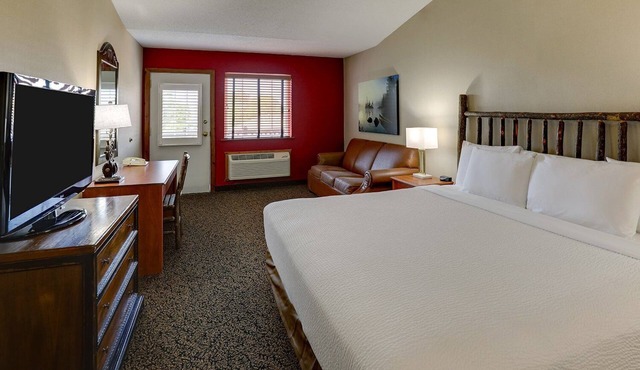 Panoramic Riverside Views from Spacious Suites in a Rustic Atmosphere