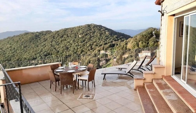 Panoramic sea and mountain views, sleeps 2 to 10