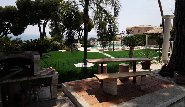 Panoramic sea view in a quiet area with swimming pool - parking