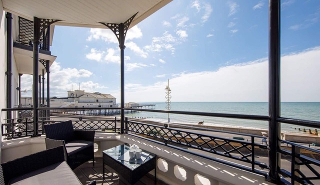 Panoramic sea views in beachfront apt w/balcony