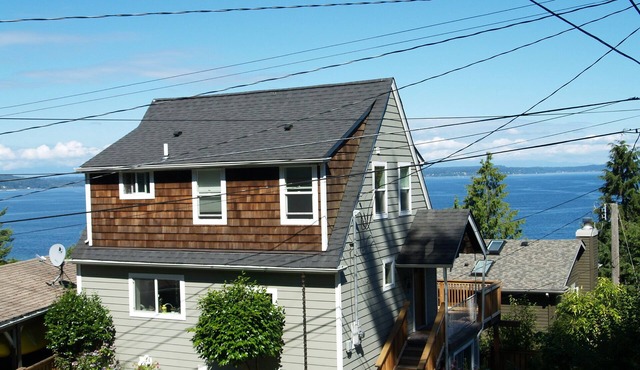 Panoramic sound, mountain & beach view close to beach. 3 bedrooms & 2 bathrooms