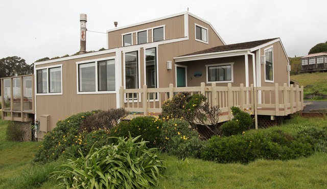 Panoramic Stunning ocean views, Hot tub, Dog friendly & a 5 min walk to Beach