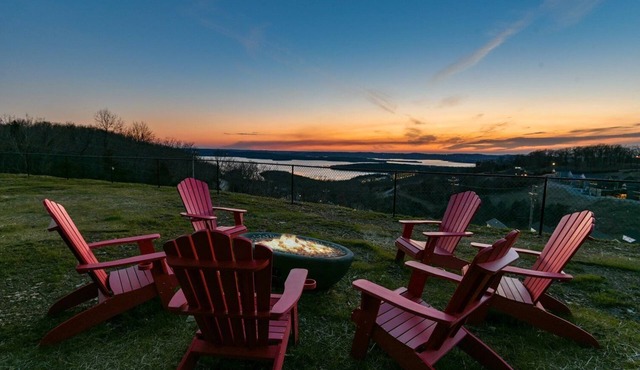 Panoramic Table Rock Lake Views, Shared Outdoor Pool, Air Hockey, Free Tickets