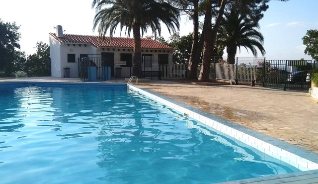 Panoramic view, with swimming pool: between sea and mountains, in a peaceful setting.